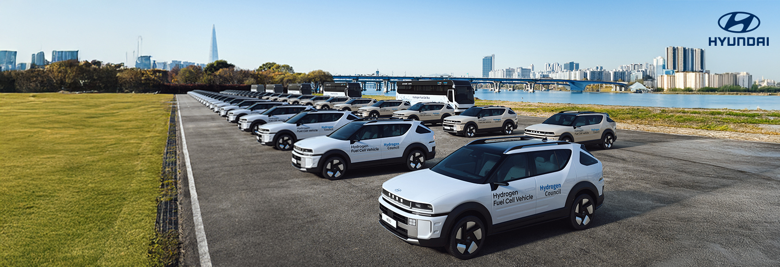 Flota de SUV Hyundai NEXO de celda de combustible alineados para el transporte en la cumbre de Seúl